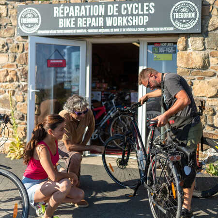 Vélo : Eric et Rustine répare sur le marché de Saint-Quay