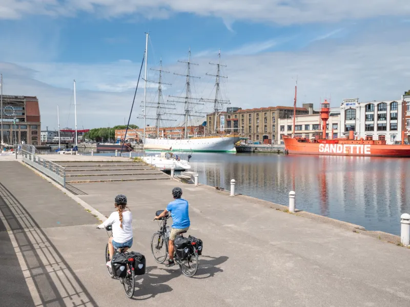 Cyclistes sur le port de Dunkerque