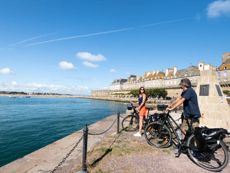 Devant les remparts de Saint-Malo