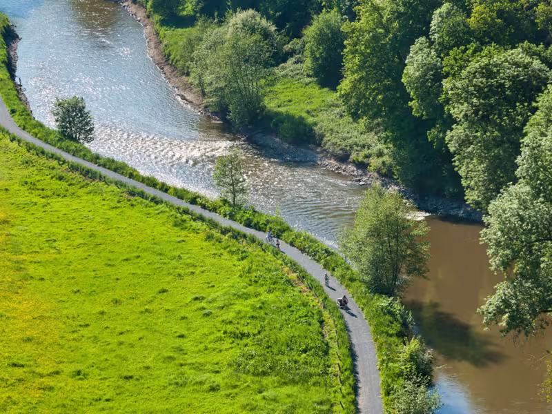 Vue aérienne de la Vallée de la Vire à vélo