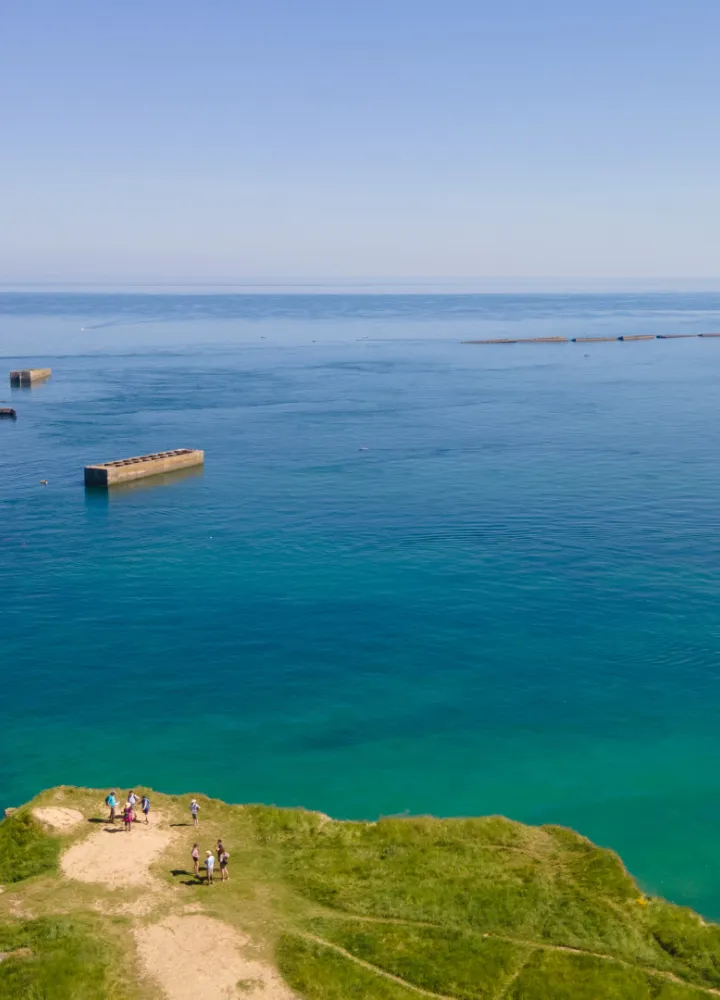 Cap Manvieux, vue sur le port artificiel d'Arromanches