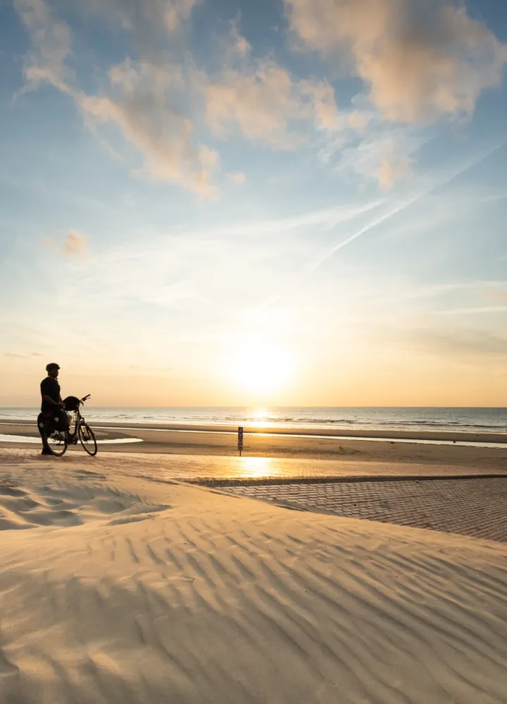 Coucher de soleil sur la plage à Leffrinckoucke