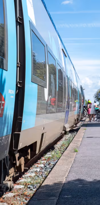 Cyclotouristes_et_train_a_quai_en_gare_de_Pontorson_-_Mont-Saint-Michel_-_Thomas_Le_Floc_H-Thomas_Le_Floc_H(1).jpg