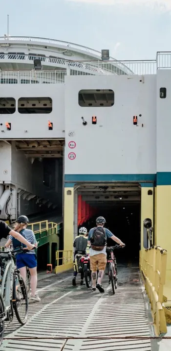 Cyclistes qui prennent le ferry