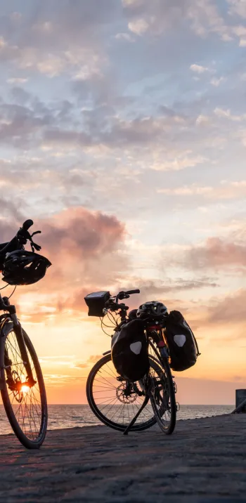Coucher de soleil au phare de Saint-Valery-en-Caux - La Vélomaritime / EuroVelo 4