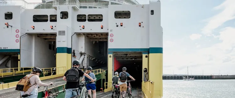 Cyclistes qui prennent le ferry
