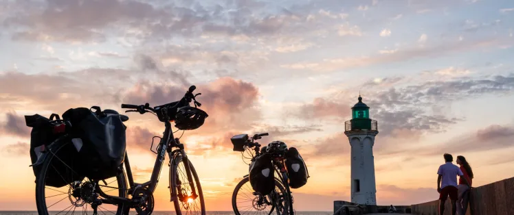 Coucher de soleil au phare de Saint-Valery-en-Caux - La Vélomaritime / EuroVelo 4
