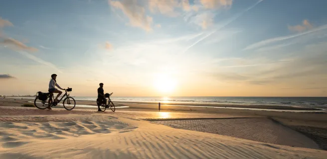 Coucher de soleil sur la plage à Leffrinckoucke