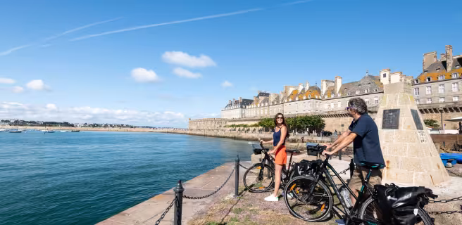 Devant les remparts de Saint-Malo