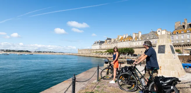 Devant les remparts de Saint-Malo