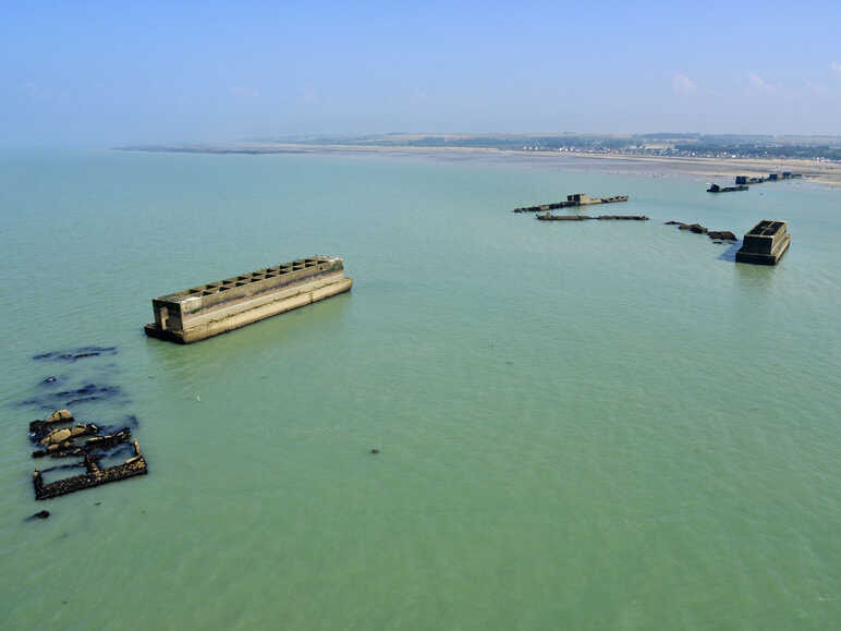 Pontons aériens du Débarquement à Arromanches