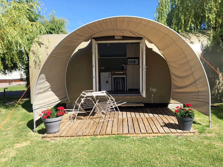 Dormir dans un mobile-home à la forme ronde recouverte d'une toile - Camping le Lieu Castel à Gonneville-sur-Mer